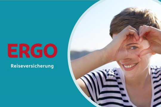 Frau_formt_H&auml;nde_zu_einem_Herz_und_schaut_mit_einem_Auge_durch